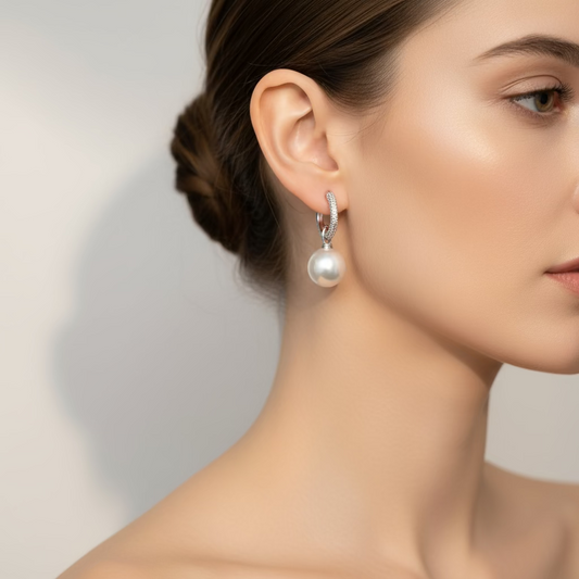 Zirkon taşlı halka formda ve inci detaylı SAVAYA gold küpe – zarif ve modern tasarım.