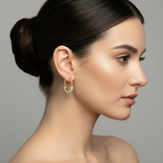 Zirkon taşlarla süslenmiş altın renkli U model modern halka küpe – SAVAYA zarif takı koleksiyonu