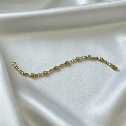 Baget kesim taşlı gold bileklik – SAVAYA zarif takı koleksiyonu