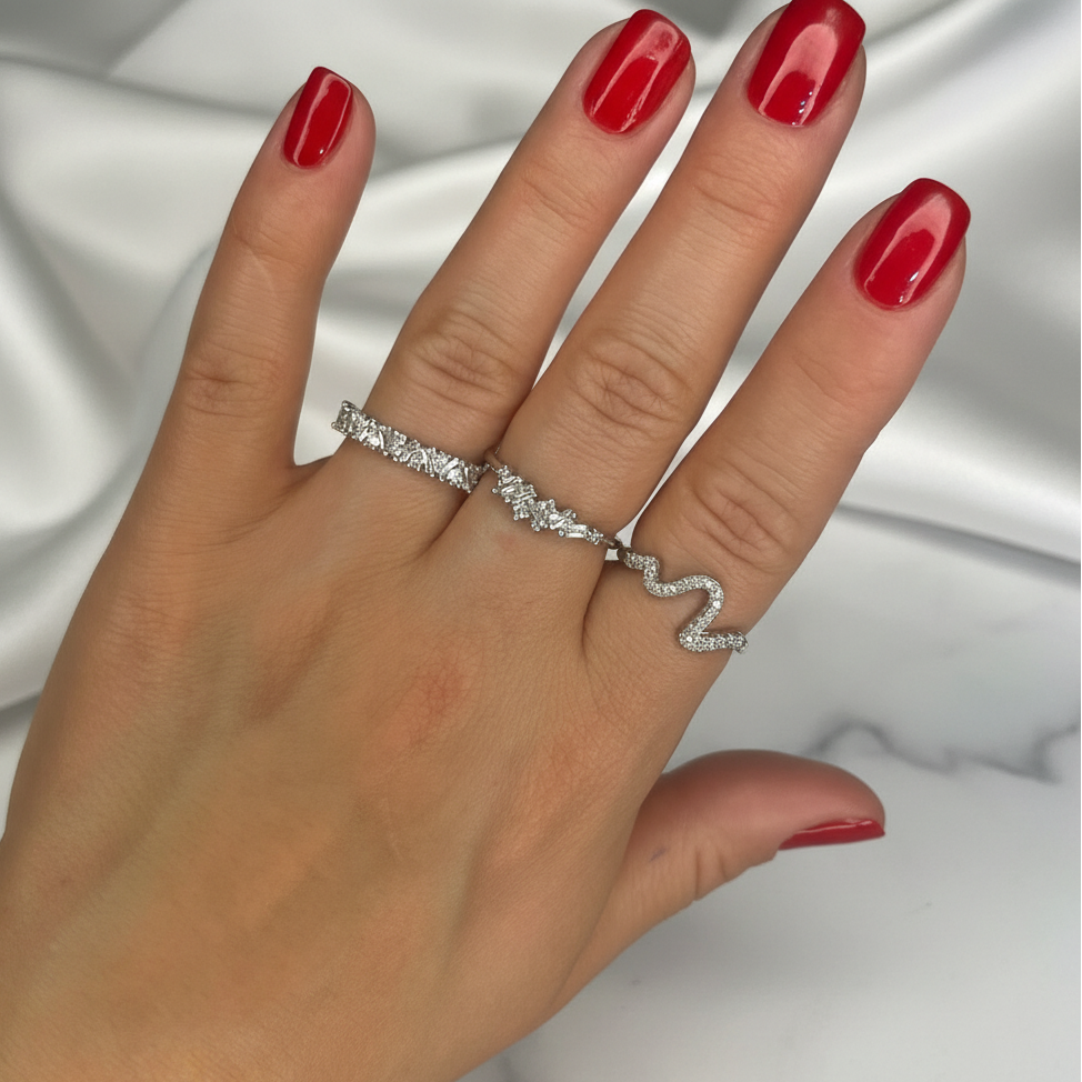 Ice Glow Trio – sıra taşlı bant, kırık form taşlı yüzük ve S-form ince taşlı yüzük kombin fotoğrafı