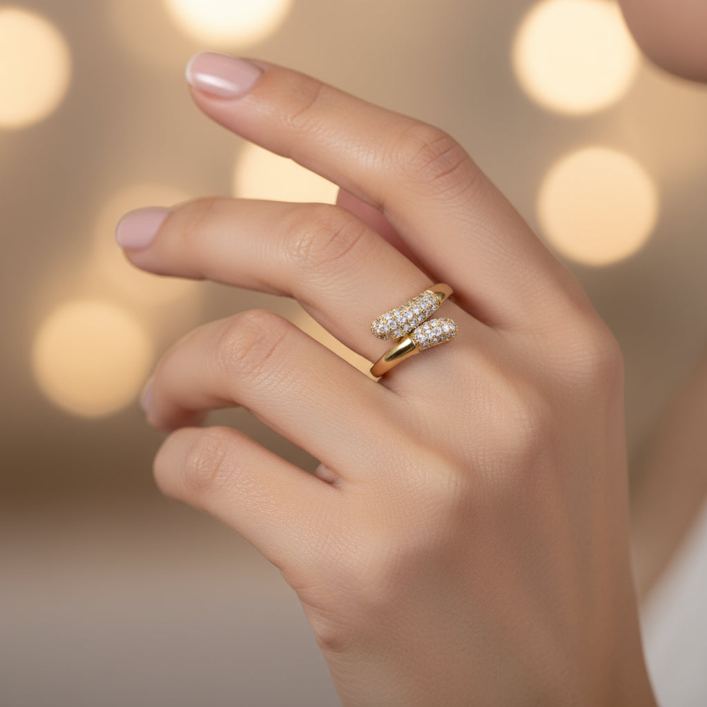 Pave taşlı çift uç ayarlanabilir gold yüzük – SAVAYA lüks takı koleksiyonu ürün görseli.