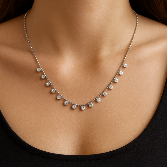 “Zirkon taşlı silver kolye — beyaz arka plan üzerinde, bir kadının boynunda zarif şekilde sergilenen parlak taşlı gümüş kolye, SAVAYA koleksiyonu”