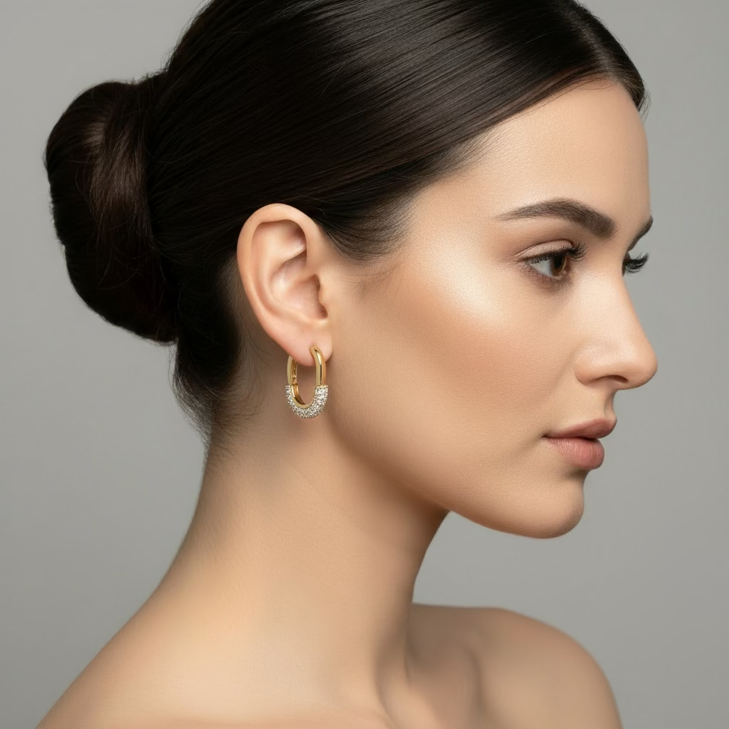 Zirkon taşlarla süslenmiş altın renkli U model modern halka küpe – SAVAYA zarif takı koleksiyonu