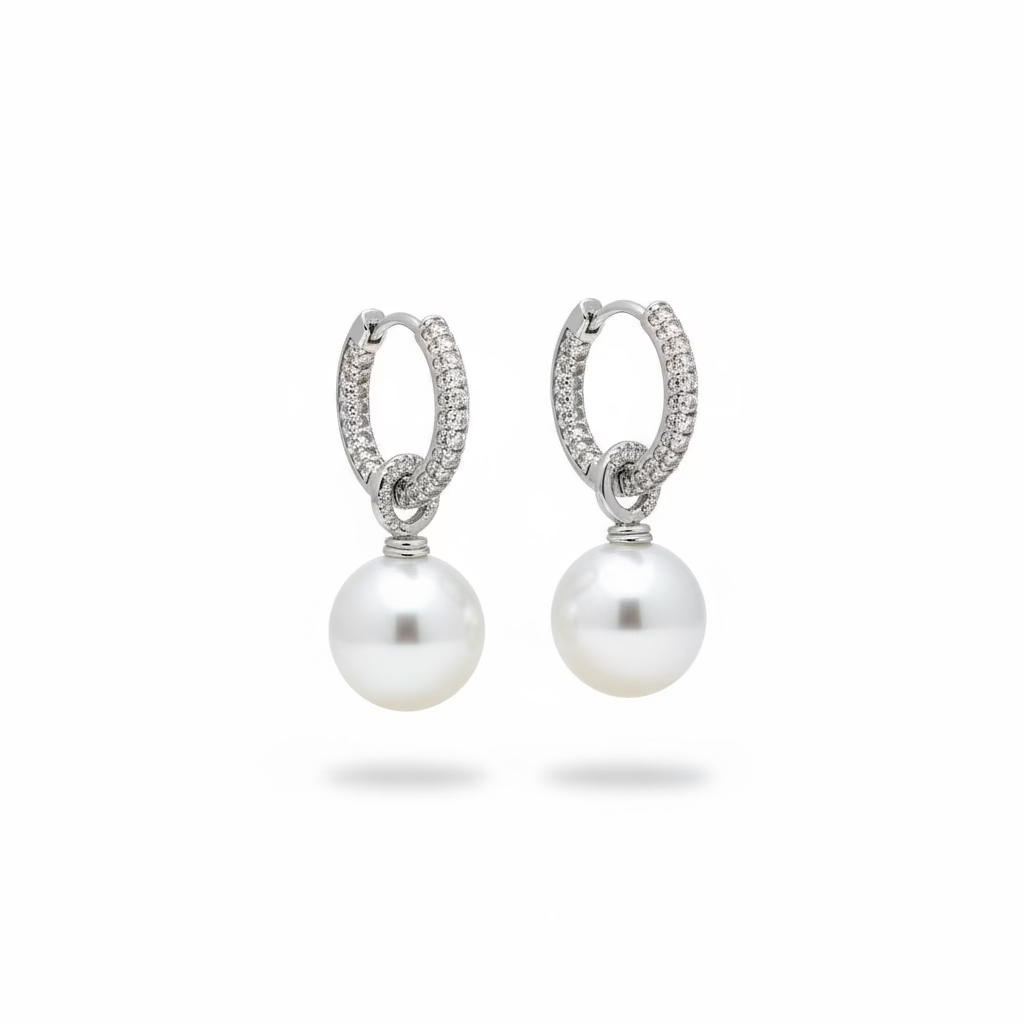 Zirkon taşlı halka formda ve inci detaylı SAVAYA gold küpe – zarif ve modern tasarım.