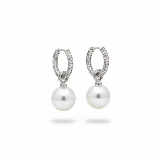 Zirkon taşlı halka formda ve inci detaylı SAVAYA gold küpe – zarif ve modern tasarım.